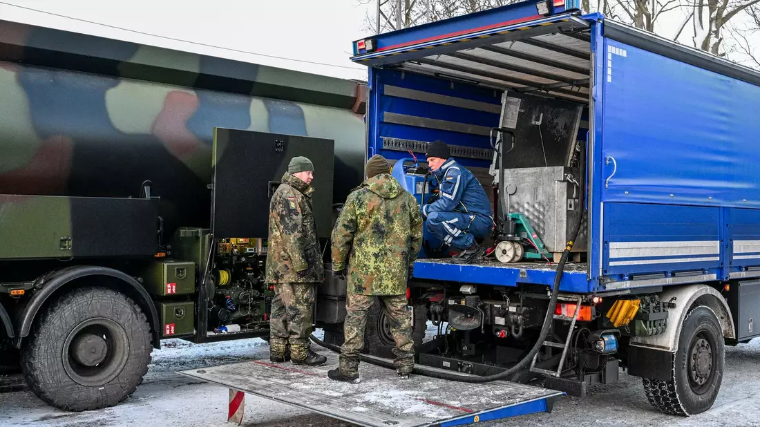 Franziska Giffey (SPD), Wirtschaftssenatorin, und Andreas Liepka, Geschäftsleitung Operations Nord, besuchen eine Lidl-Filiale am Teltower Damm.   - Bild: Jens Kalaene/dpa