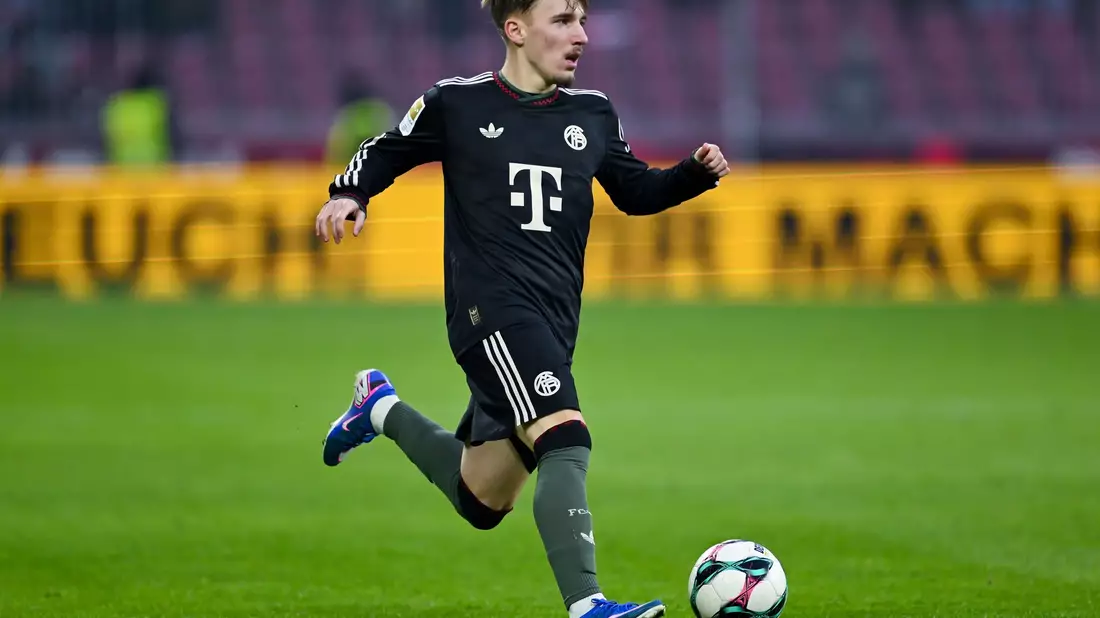 Gut gemacht, Junge: Konrad Laimer (l) klatscht mit Lennart Karl nach dessen Treffer zum 2:0 für den FC Bayern ab. - Bild: Sven Hoppe/dpa