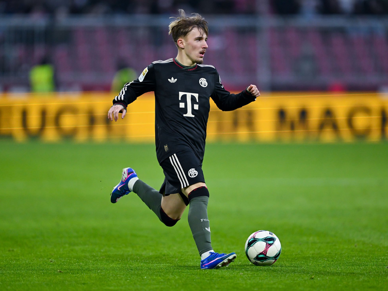 Gut gemacht, Junge: Konrad Laimer (l) klatscht mit Lennart Karl nach dessen Treffer zum 2:0 für den FC Bayern ab. - Foto: Sven Hoppe/dpa