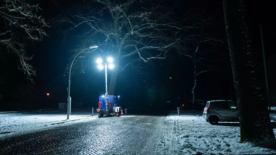 Sicherheitsleute bewachen die Brandstelle einer Kabelbrücke vor dem Kraftwerk Lichterfelde am Teltowkanal.  - Bild: Christophe Gateau/dpa