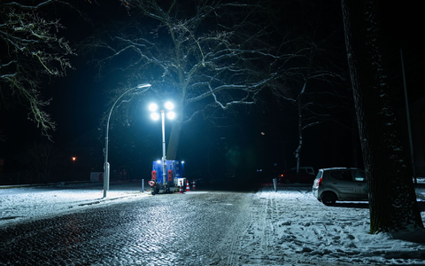 Sicherheitsleute bewachen die Brandstelle einer Kabelbrücke vor dem Kraftwerk Lichterfelde am Teltowkanal.  - Foto: Christophe Gateau/dpa
