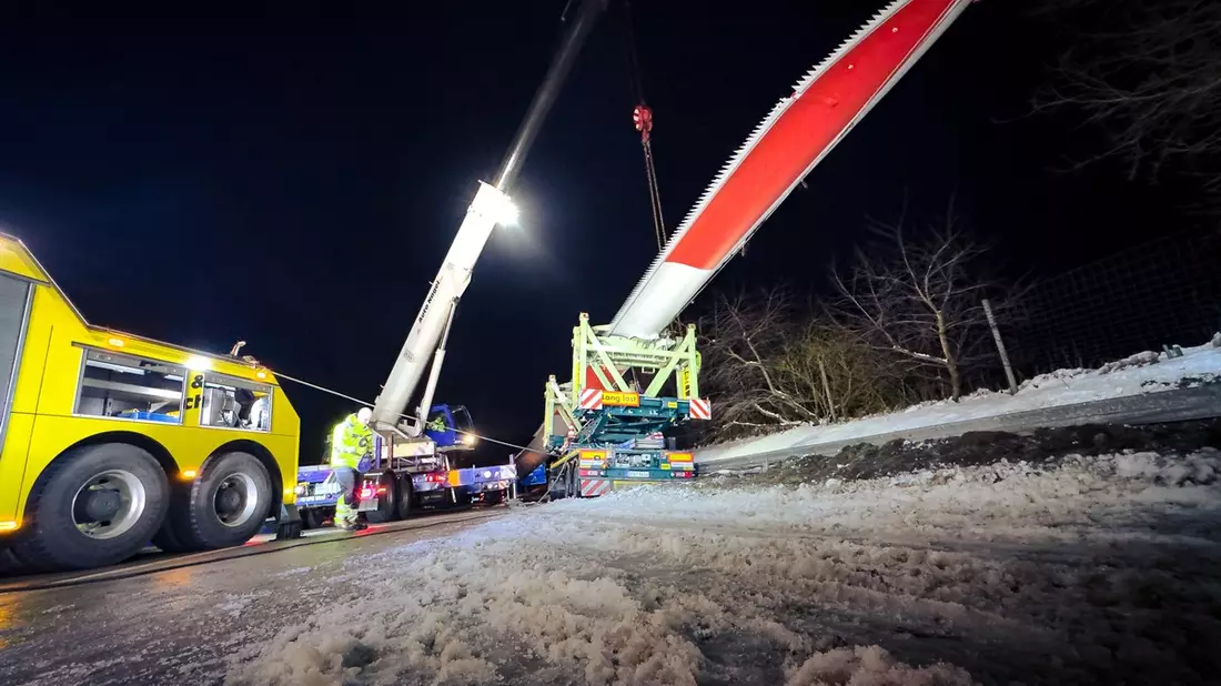 POL-CUX: Technischer Defekt an einem Schwertransport auf der BAB27 führt zu hohen Sachschäden und andauernden Verkehrsbehinderungen - Bild: presseportal.de