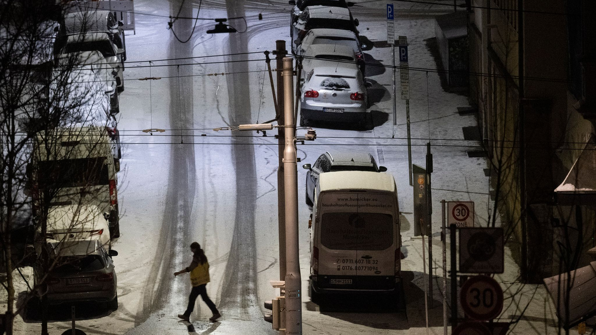 Auf vielen Straßen in Deutschland ist es weiterhin rutschig. - Foto: Marijan Murat/dpa