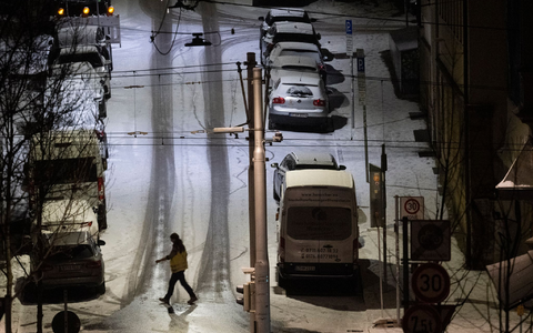 Auf vielen Straßen in Deutschland ist es weiterhin rutschig. - Foto: Marijan Murat/dpa