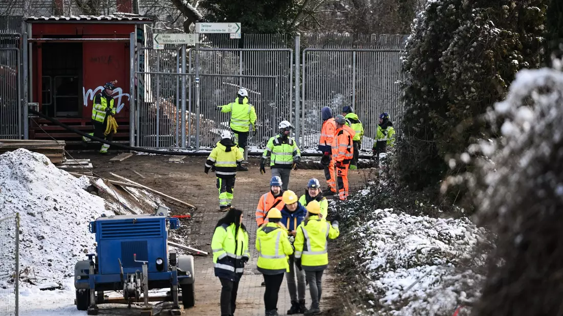 Bauarbeiten am Ort des Kabelbrandes. Zehntausende Menschen im Südwesten der Hauptstadt hatten keinen Strom. - Bild: Britta Pedersen/dpa