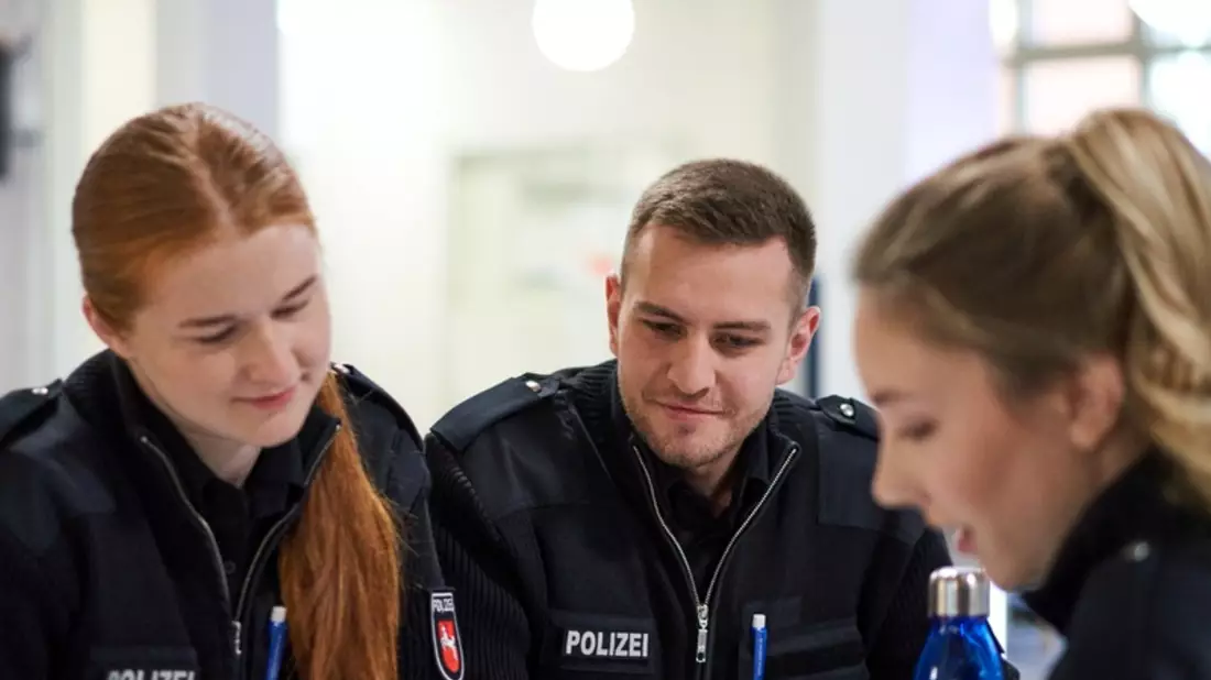 POL-ROW: Nachwuchswerbung: Lust auf Polizei? Nachwuchs-Team informiert Eltern und potenzielle Bewerberinnen und Bewerber - Bild: presseportal.de