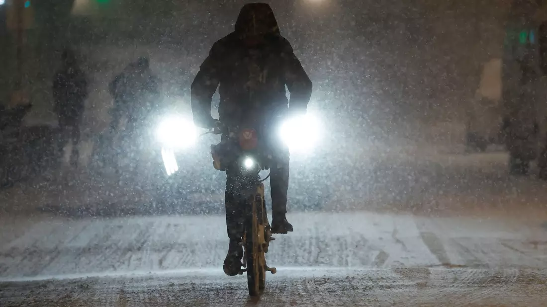 Auch in Lille fahren die Busse am Morgen nicht. - Bild: Jean-Francois Badias/AP/dpa