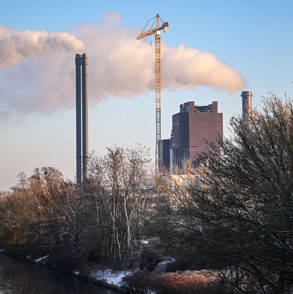 Ein Polizist regelt den Verkehr an einer Kreuzung, an der die Ampel ausgefallen ist. - Foto: Britta Pedersen/dpa