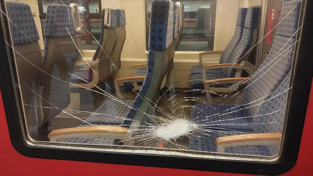 Bundespolizeidirektion München: Unbekannte bewerfen Zug mit Steinen - Bild: presseportal.de