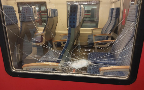Bundespolizeidirektion München: Unbekannte bewerfen Zug mit Steinen - Foto: presseportal.de