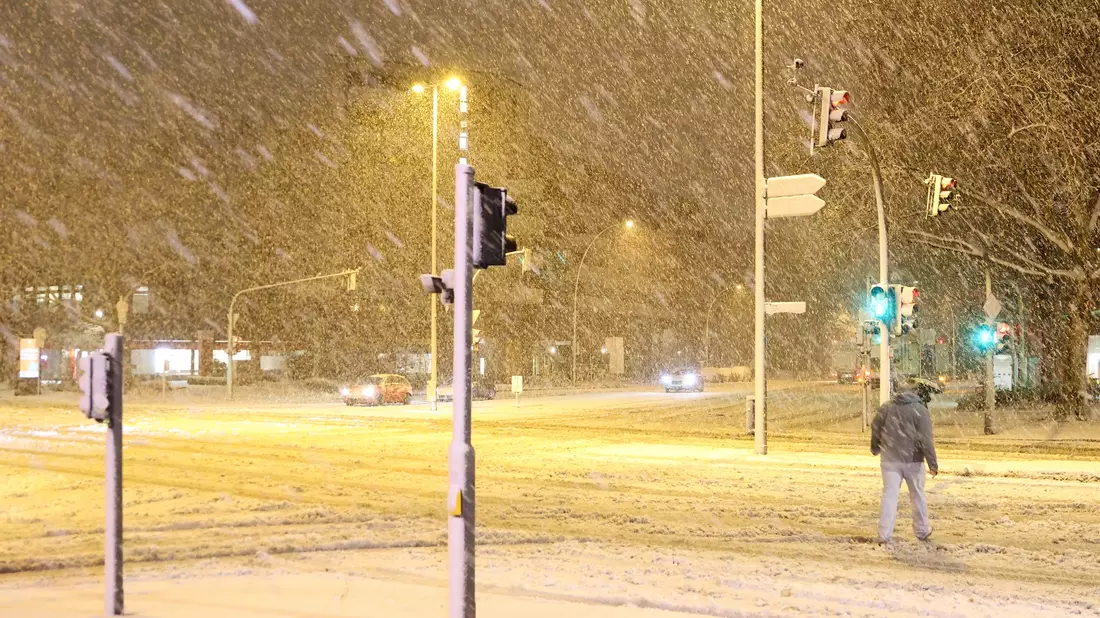 Ein Sturmtief bringt Schnee und Glatteis mit sich. - Bild: Bodo Marks/dpa