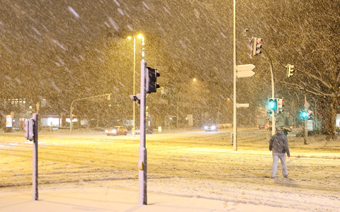 Ein Sturmtief bringt Schnee und Glatteis mit sich. - Foto: Bodo Marks/dpa