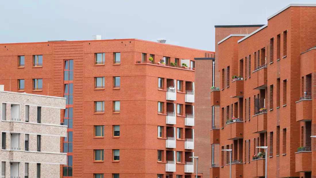 Mehr Single-Haushalte und steigende Immobilienpreise: Neubauwohnungen werden wieder kleiner. (Symbolbild) - Bild: Julian Stratenschulte/dpa