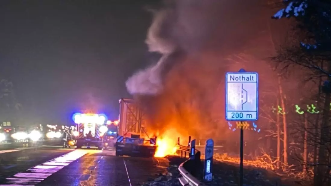 POL-HK: Bispingen/Soltau: Brennende Lkw-Anhänger sorgen für Vollsperrungen auf der A 7 - Bild: presseportal.de