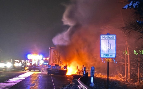 POL-HK: Bispingen/Soltau: Brennende Lkw-Anhänger sorgen für Vollsperrungen auf der A 7 - Foto: presseportal.de