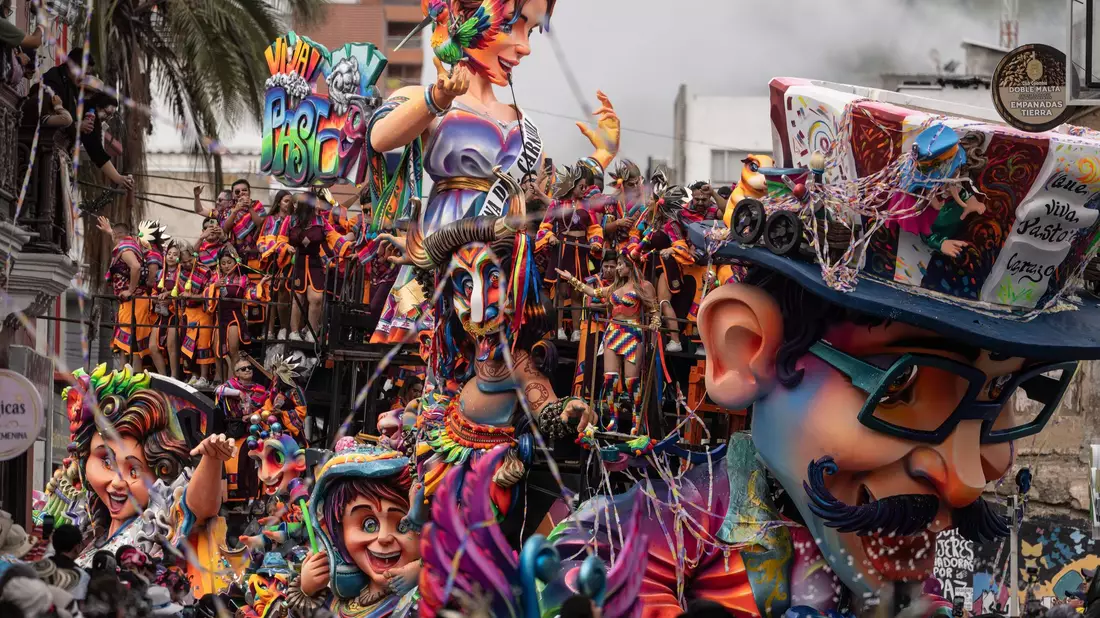 Beim Karneval der Schwarzen und Weißen wird die Überwindung ethnischer Unterschiede gefeiert. - Bild: Ivan Valencia/AP/dpa