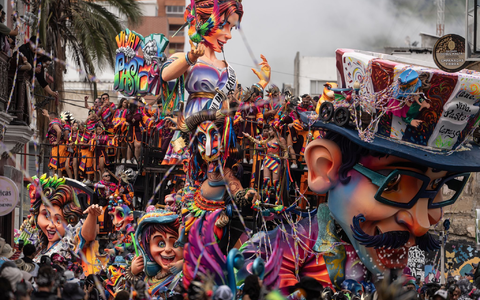 Beim Karneval der Schwarzen und Weißen wird die Überwindung ethnischer Unterschiede gefeiert. - Foto: Ivan Valencia/AP/dpa