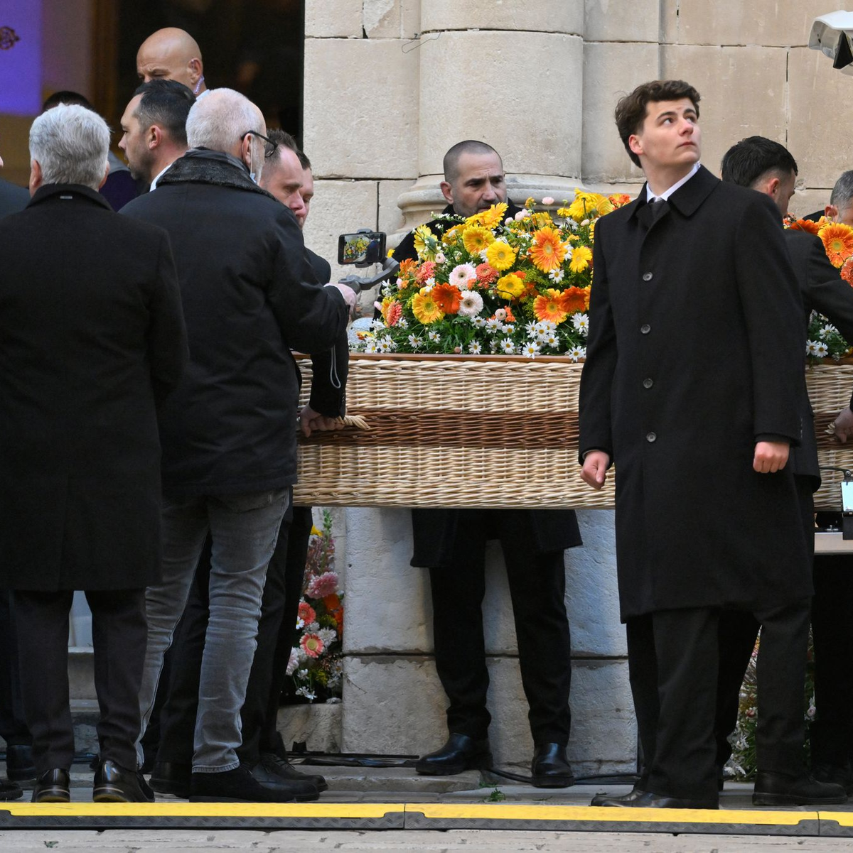 Der Sarg der Schauspielerin Brigitte Bardot wird zur Trauerfeier in die Kirche Notre-Dame de l'Assomption getragen. - Foto: Philippe Magoni/AP/dpa