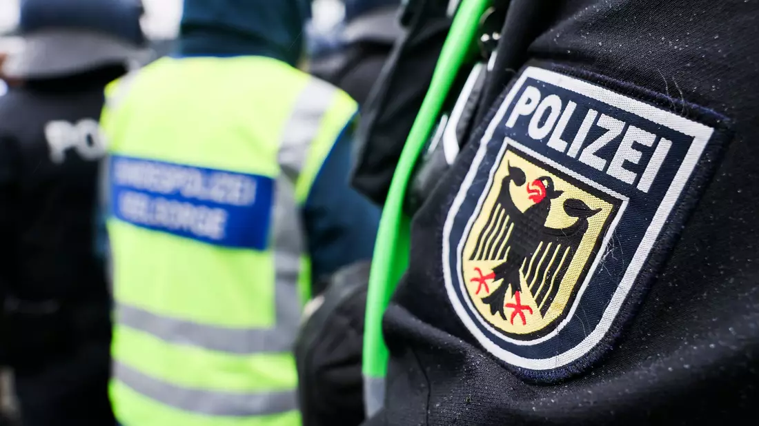 Bundespolizisten haben bei zwei Jugendlichen in Neumünster Waffen sichergestellt. (Symbolfoto) - Bild: Christian Charisius/dpa