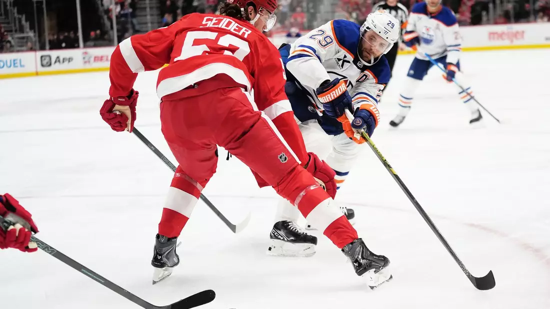 Zwei NHL-Topstars gemeinsam für Deutschland: Moritz Seider (l) und Leon Draisaitl (r). (Archivbild) - Bild: Ryan Sun/AP/dpa
