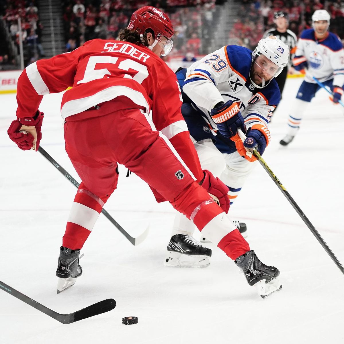 Zwei NHL-Topstars gemeinsam für Deutschland: Moritz Seider (l) und Leon Draisaitl (r). (Archivbild) - Foto: Ryan Sun/AP/dpa