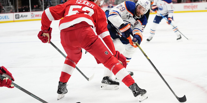 Zwei NHL-Topstars gemeinsam für Deutschland: Moritz Seider (l) und Leon Draisaitl (r). (Archivbild) - Foto: Ryan Sun/AP/dpa