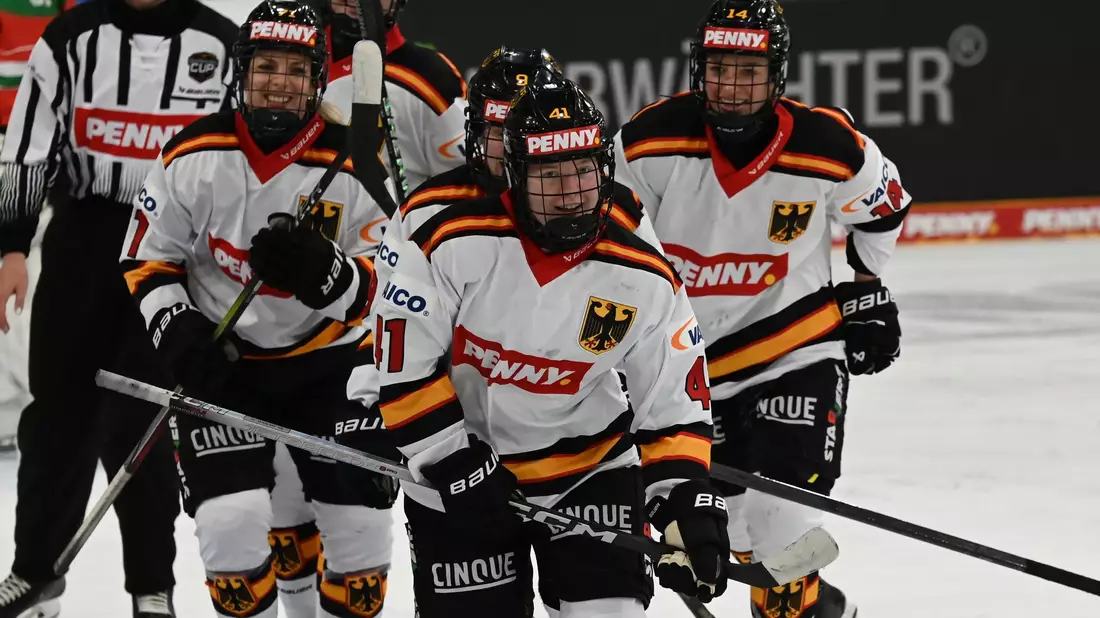 Mathilda Heine ist mit 16 Jahren die jüngste deutsche Eishockeyspielerin bei Olympia. (Archivbild) - Bild: Markus Lenhardt/dpa
