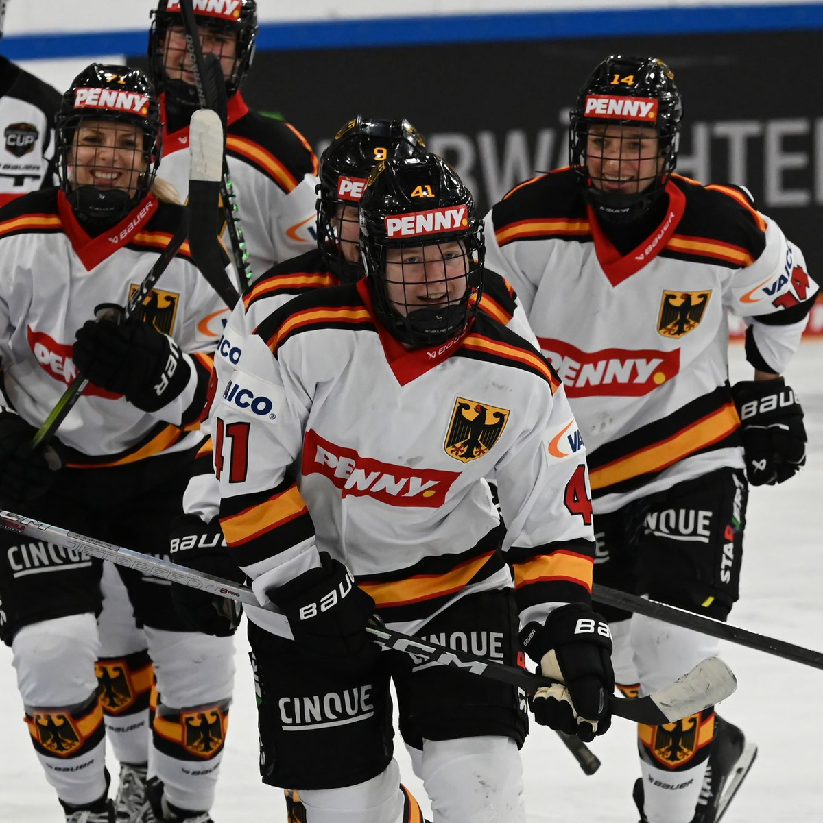 Mathilda Heine ist mit 16 Jahren die jüngste deutsche Eishockeyspielerin bei Olympia. (Archivbild) - Foto: Markus Lenhardt/dpa