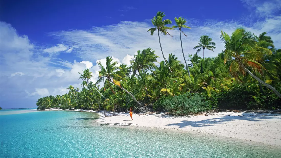 Niue liegt zwischen Fidschi und den auf dem Foto zu sehenden Cookinseln und wirbt mit kristallklarem Wasser. (Illustration)  - Bild: picture alliance / dpa