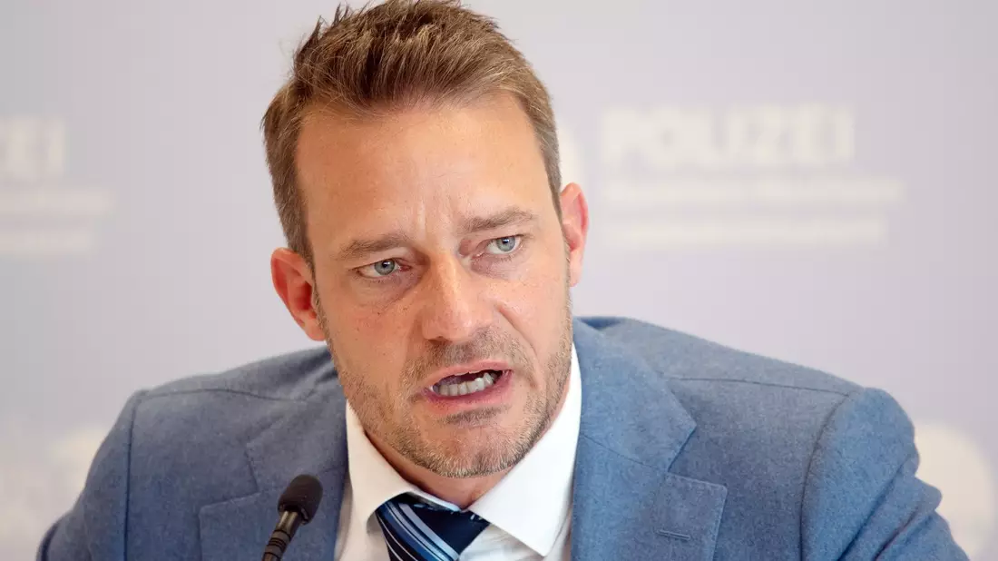 Oliver Huth, Landesvorsitzender des Bundes Deutscher Kriminalbeamter (BDK) in Nordrhein-Westfalen, fordert eine Debatte über den Sonderstatus von Schließfächern. (Archivbild)  - Bild: Federico Gambarini/dpa