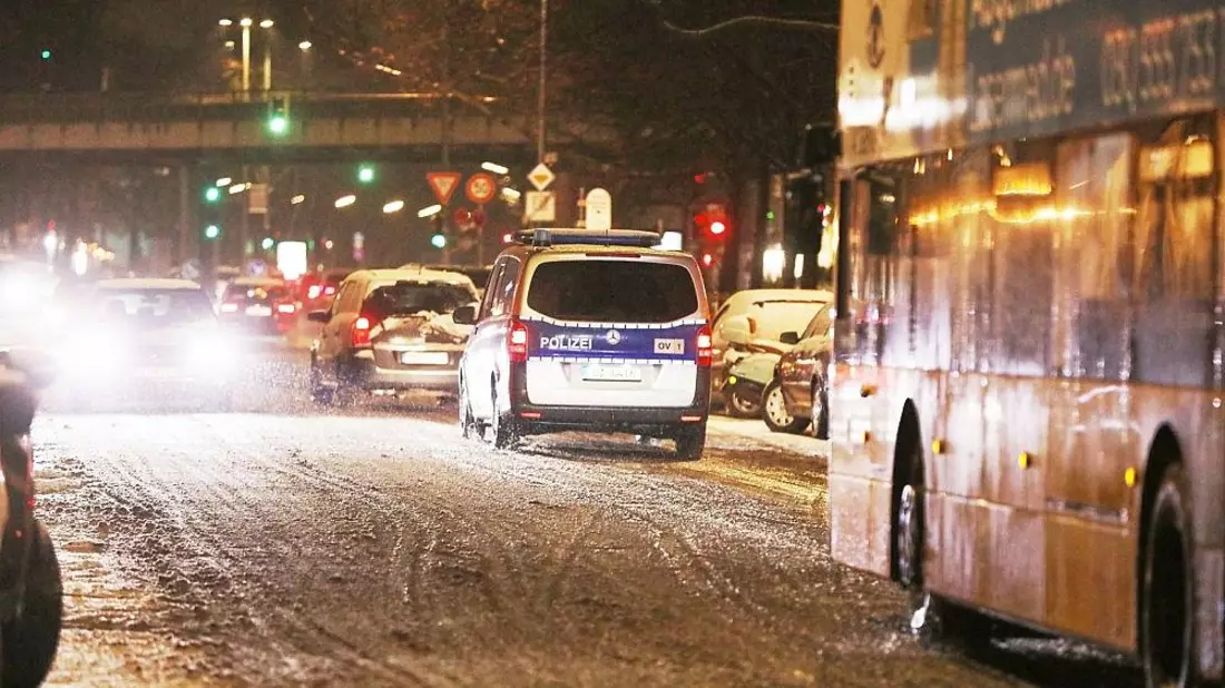 Straßenverkehr unter winterlichen Bedingungen (Archiv) - Bild: via dts Nachrichtenagentur