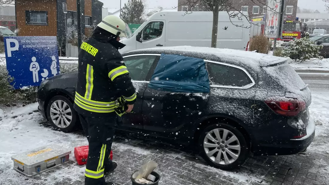 FW-AUR: Kleinkind aus geparktem PKW befreit - Bild: presseportal.de
