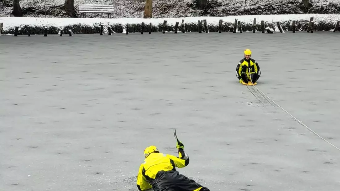FW Hennef: Feuerwehr Hennef übt Menschrettung auf zugefrorenem Teich - Bild: presseportal.de
