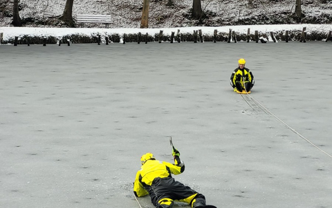 FW Hennef: Feuerwehr Hennef übt Menschrettung auf zugefrorenem Teich - Foto: presseportal.de