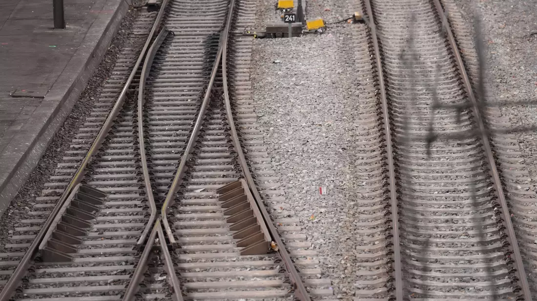 Die Bahn rechnet wegen der Wetterlage mit Einschränkungen. (Archivbild)  - Bild: Marcus Brandt/dpa