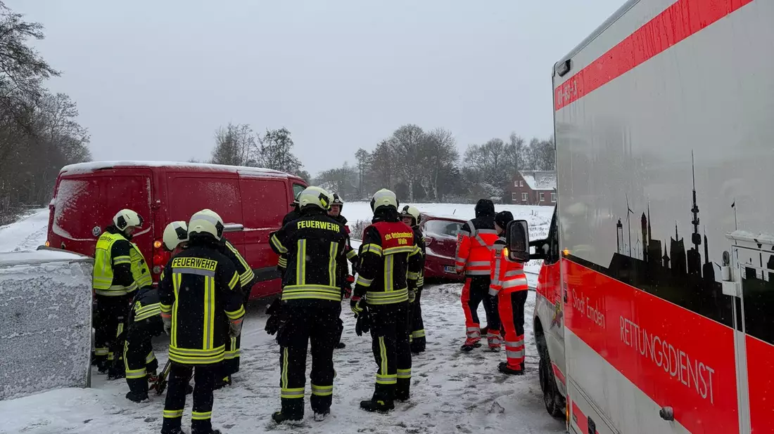 FW-AUR: Umgestürzter Anhänger versperrt Fahrbahn - Bild: presseportal.de