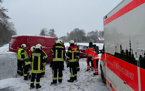 FW-AUR: Umgestürzter Anhänger versperrt Fahrbahn - Foto: presseportal.de