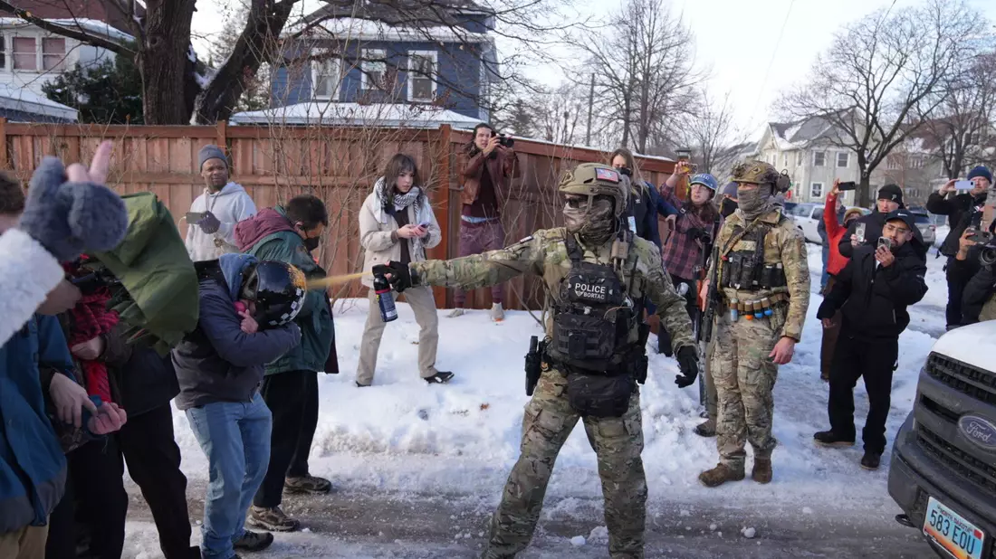 Frau stirbt nach Schüssen eines ICE-Beamten in Minneapolis - Bild: Alex Kormann/Star Tribune via AP/dpa