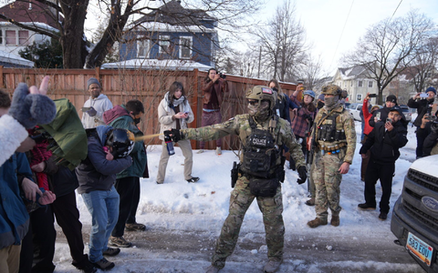 Frau stirbt nach Schüssen eines ICE-Beamten in Minneapolis - Foto: Alex Kormann/Star Tribune via AP/dpa