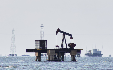 Die Förderung von Öl und Gas heizt das Klima weiter an – und ist dennoch weiter stark verbreitet oder wird wie von US-Präsident Donald Trump sogar noch vorangetrieben. - Foto: Edgar Frias/AP/dpa