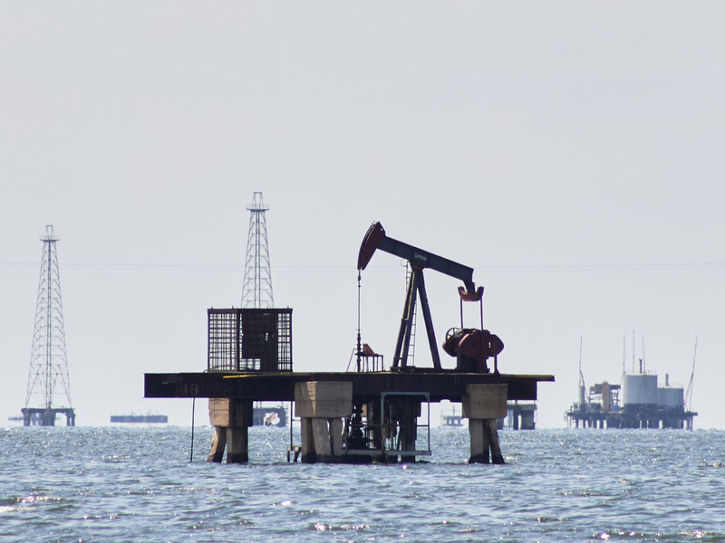 Die Förderung von Öl und Gas heizt das Klima weiter an – und ist dennoch weiter stark verbreitet oder wird wie von US-Präsident Donald Trump sogar noch vorangetrieben. - Foto: Edgar Frias/AP/dpa