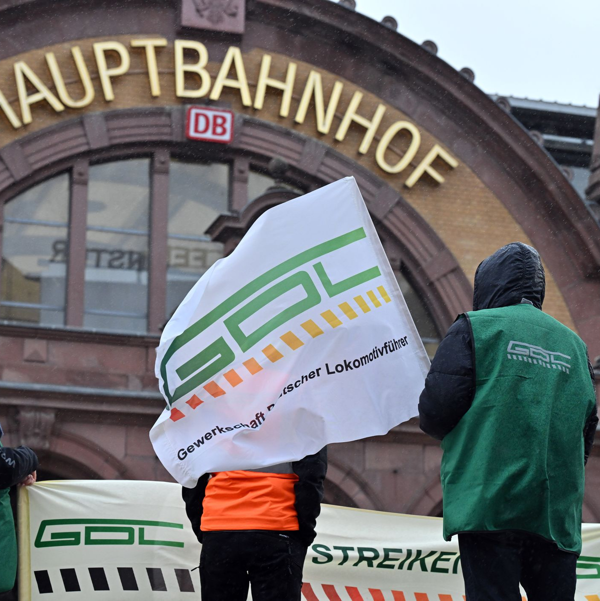 GDL und Deutsche Bahn verhandeln wieder über mehr Geld für rund 10.000 Beschäftigte. (Archivbild) - Foto: Martin Schutt/dpa