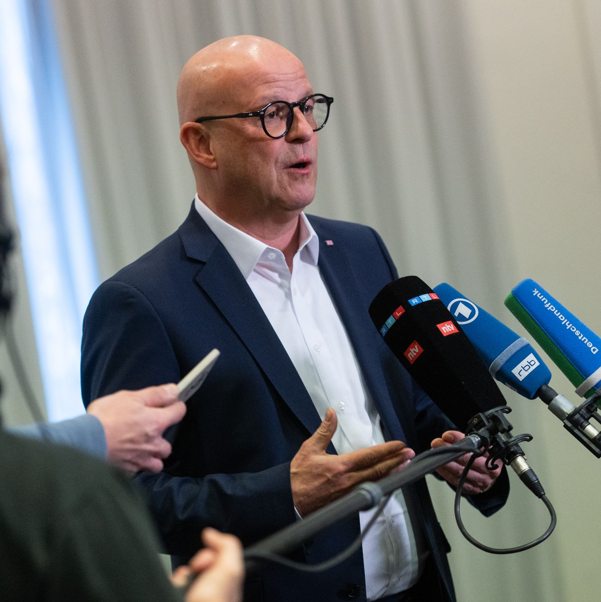 Für die Bahn sitzt wie üblich Personalvorstand Martin Seiler am Verhandlungstisch. (Archivbild) - Foto: Christophe Gateau/dpa