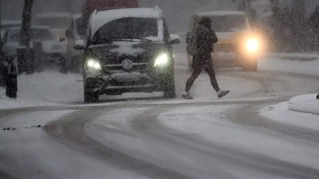 In der Nacht zum Freitag sollen Schnee und Wind für größere Behinderungen sorgen. - Bild: Federico Gambarini/dpa