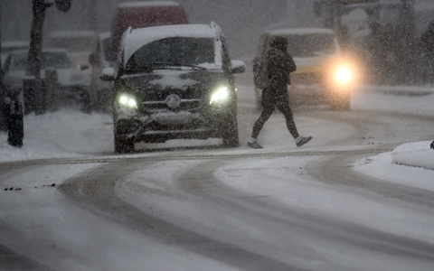 In der Nacht zum Freitag sollen Schnee und Wind für größere Behinderungen sorgen. - Foto: Federico Gambarini/dpa