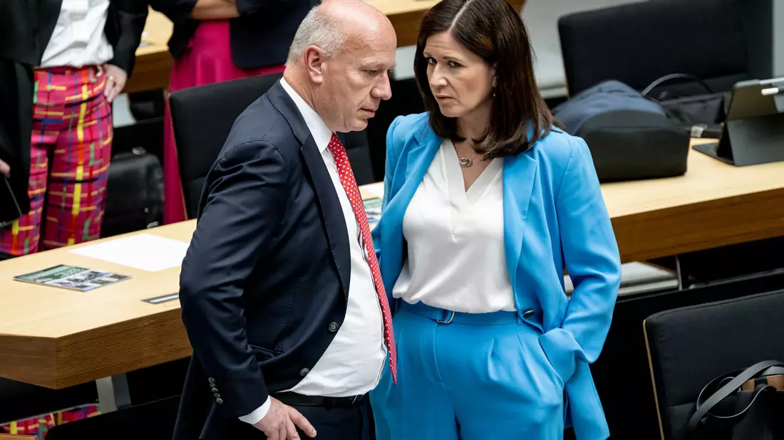 Sie war seine Tennispartnerin: Wegner spricht in einer Sitzung des Abgeordnetenhauses mit Günther-Wünsch. - Bild: Fabian Sommer/dpa