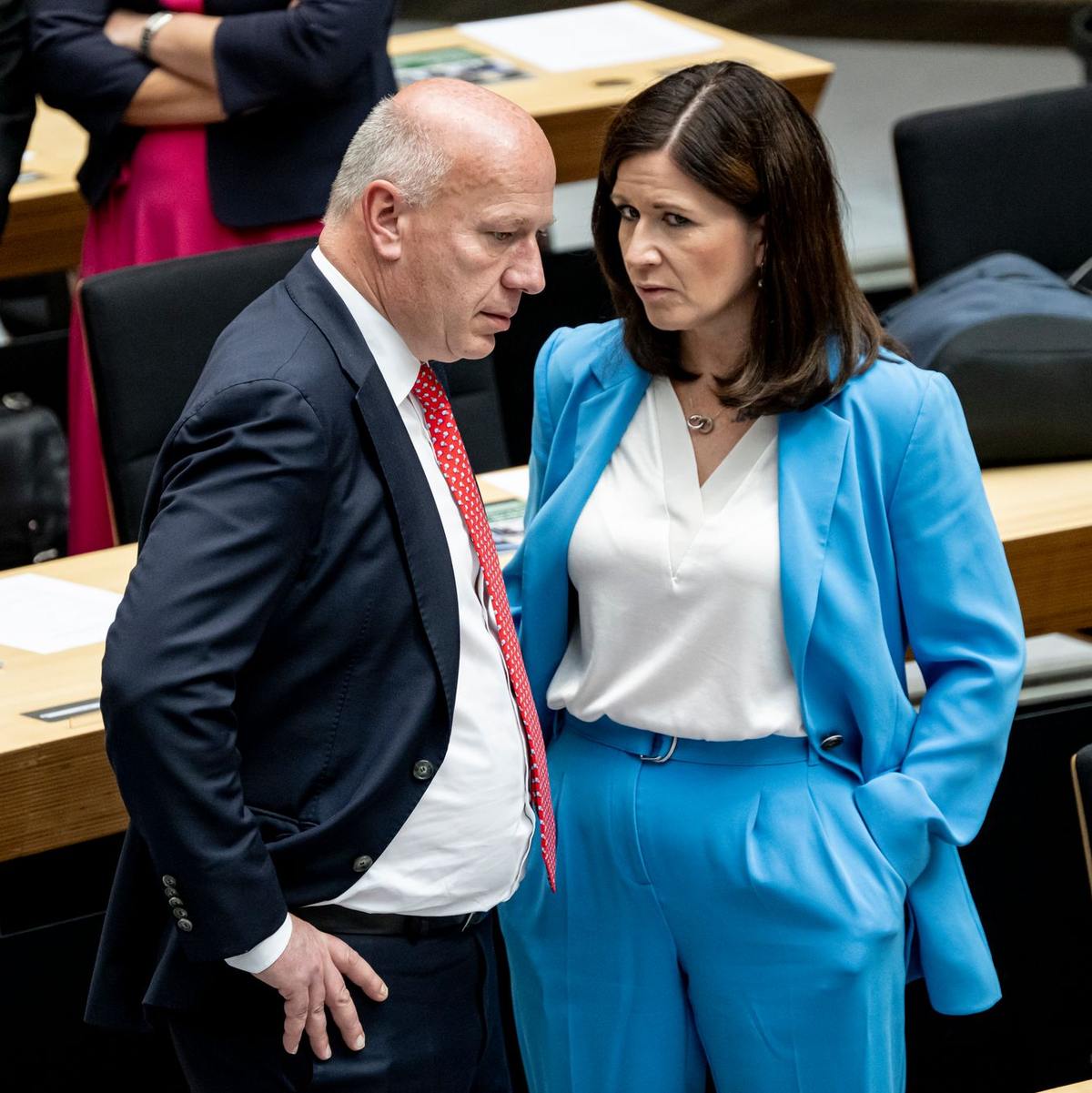 Sie war seine Tennispartnerin: Wegner spricht in einer Sitzung des Abgeordnetenhauses mit Günther-Wünsch. - Foto: Fabian Sommer/dpa