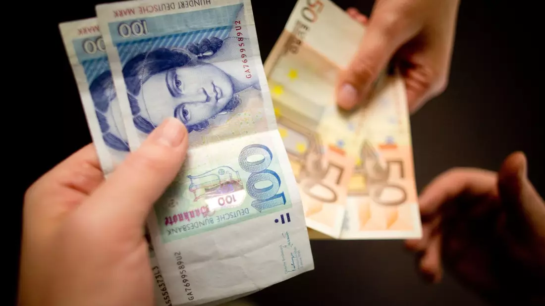 Zufallsfund oder aus Nostalgie über Jahre aufbewahrt: Jahr für Jahr tauschen Menschen Millionensummen alter D-Mark-Bestände bei der Bundesbank in Euro um. (Symbolbild) - Bild: Kay Nietfeld/dpa
