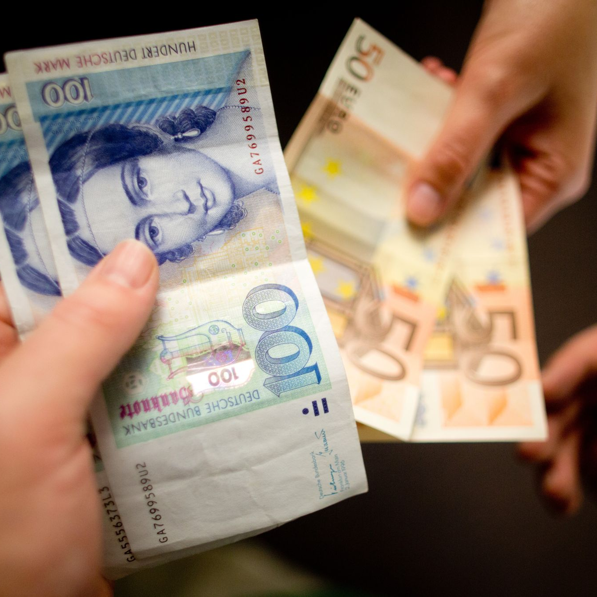 Zufallsfund oder aus Nostalgie über Jahre aufbewahrt: Jahr für Jahr tauschen Menschen Millionensummen alter D-Mark-Bestände bei der Bundesbank in Euro um. (Symbolbild) - Foto: Kay Nietfeld/dpa
