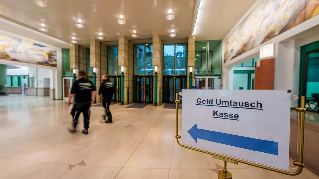Wer noch alte Scheine oder Münzen findet, kann diese kostenlos bei allen 31 Filialen der Bundesbank oder per Postweg über die Bundesbank-Filiale in Mainz zum Umtausch einreichen. (Archivbild) - Bild: Andreas Arnold/dpa